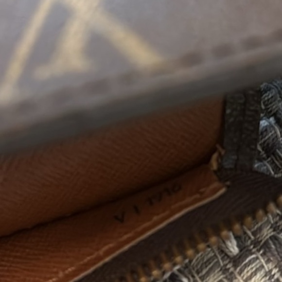 Louis Vuitton Shoulder Bag - Picture 10 of 10